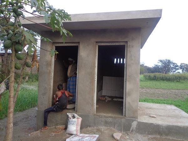 मुस्लिम गांव में लोगों ने अपने पैसे इकट्ठा कर बनवाए सार्वजनिक शौचालय