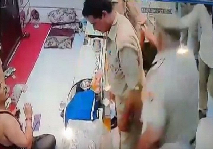 यूपी पुलिस के इस एएसआई ने दुकानदार को दुकान से बाहर घसीट कर पीटा