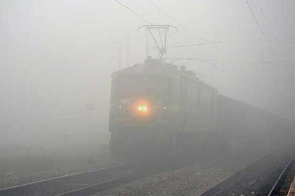 दिल्ली में कोहरे का कहर जारी, 3 ट्रेनें रद्द तो 7 ट्रेनों के समय में बदलाव