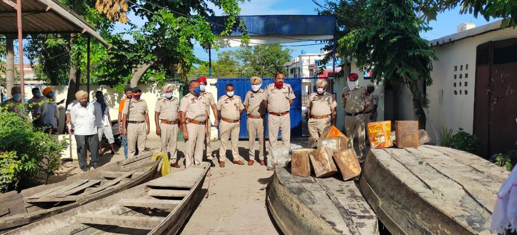  होशियारपुर पुलिस ने की बड़ी कार्यवाही, 400 किलो लाहन, पाँच किश्तियां बरामद