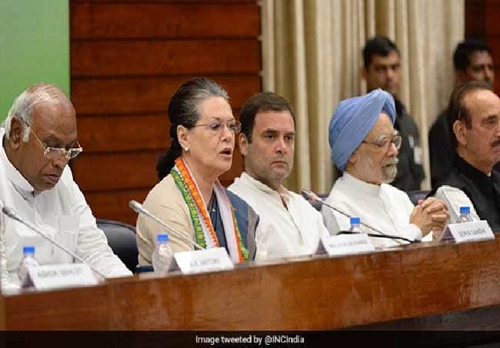 कांग्रेस कार्यसमिति की बैठक में राहुल गांधी ने की  इस्तीफे पेशकश की, कमेटी ने मना किया