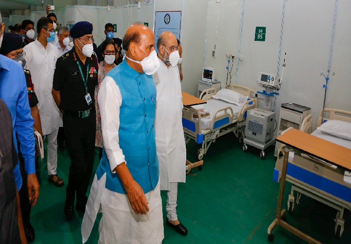 नई दिल्‍ली: रक्षा मंत्री राजनाथ सिंह, गृह मंत्री अमित शाह और स्‍वास्‍थ्‍य मंत्री हर्षवर्धन ने सरदार वल्‍लभभाई पटेल कोविड अस्‍पताल का दौरा किया....