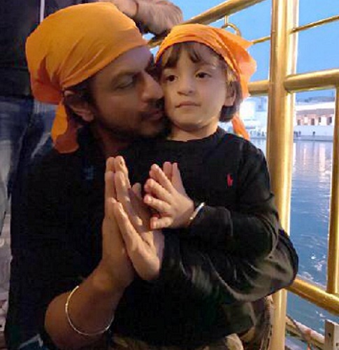 छोटे बेटे अबराम के साथ स्वर्ण मंदिर पहुंचे शाहरुख खान