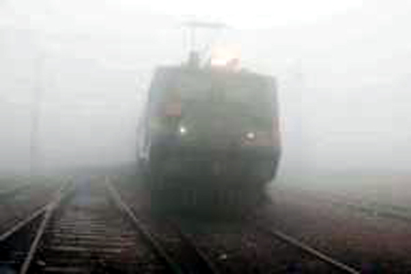 नए साल के दूसरे दिन ठिठुरन भरी सुबह, कोहरे के कारण देरी से चल रही हैं 53 ट्रेनें