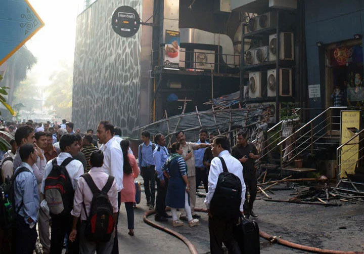  मुंबई अग्निकांड में  15 लोगों की मौत, BMC के 5 अधिकारी सस्पेंड