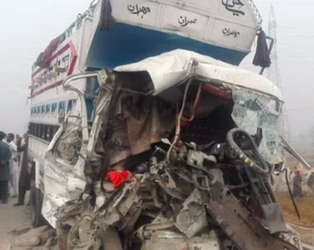 पाकिस्तान में टकराई 12 कारें, 13 लोगों की गई जान
