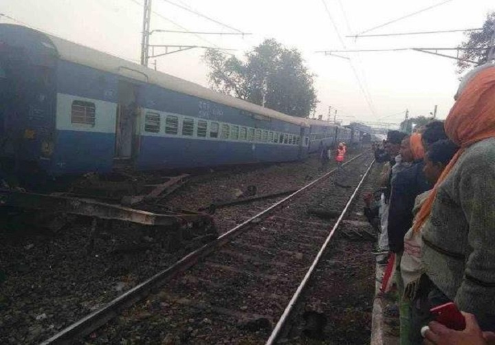 यूपी में फिर ट्रेन हादसा, 4 की मौत, 50 घायल, 5 लाख मुआवजे की घोषणा