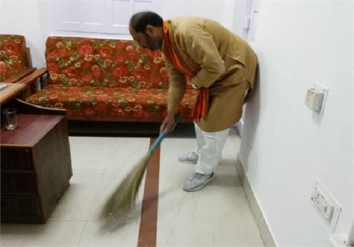 योगी राज के मंत्री तिवारी ने दफ्तर में खुद लगाया झाड़ू