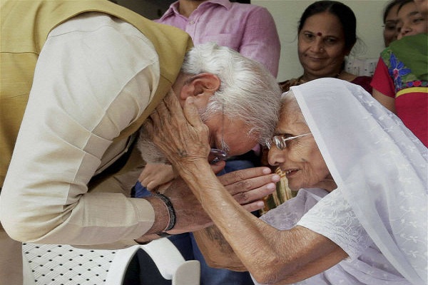  67वें जन्मदिन पर मां का आर्शीवाद लेने पहुंचे  प्रधानमंत्री मोदी, थोड़ी देर में सरदार सरोवर बांध का करेंगे उद्घाटन