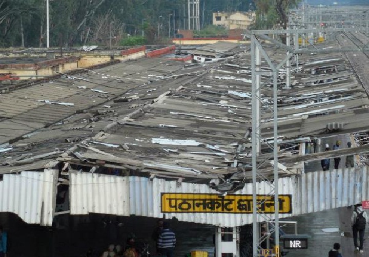अढ़ाई माह बाद भी छत से महरूम पठानकोट रेलवे स्टेशन