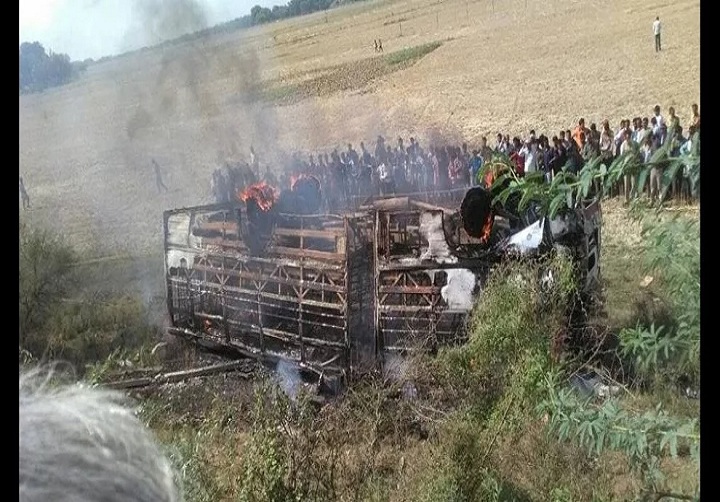  बांदा-  हाईटेंशन तार गिरी बस पर,5 यात्रियों  की मौत