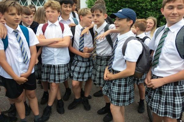 ब्रिटेन के स्कूलों में स्कर्ट पहन पहुंचे छात्र !