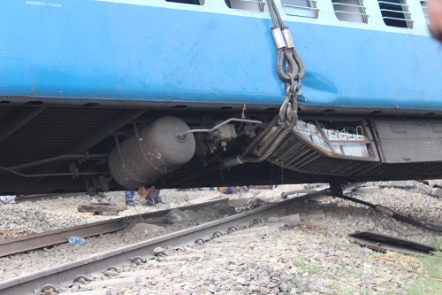 झेलम एक्सप्रेस हादसे से कई ट्रेनें रद्द कई ट्रेनों का रूट डाइवर्ट