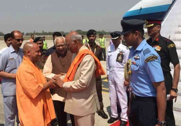 राष्ट्रपति रामनाथ गोविंद पहुंचे वाराणसी,मुख्यमंत्री योगी आदित्नाथ ने किया स्वागत