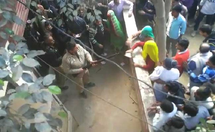 बैंक के बाहर हंगामा, कांस्टेबल ने गोली चलाई, औरतों ने चप्पलों से पीटा