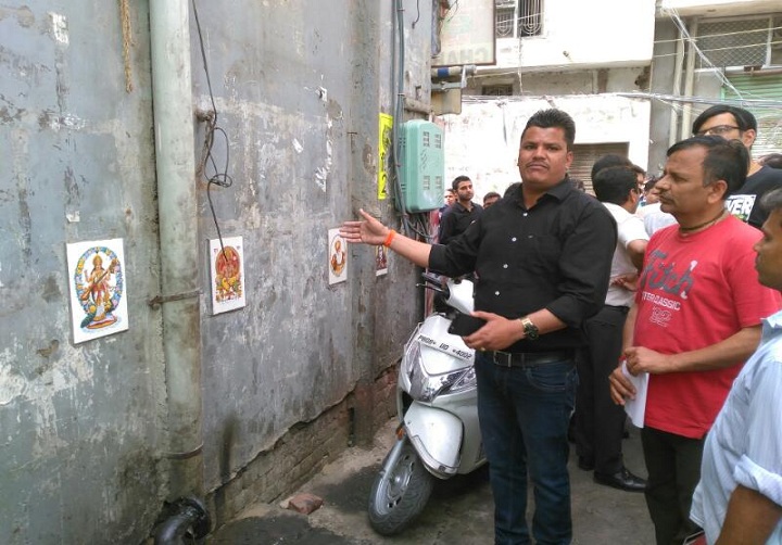 शौचालय करने से रोकने के लिए दुकानदार द्वारा हिंदु देवी देवताओं की फोटो लगाने पर भडके हिंदु सघंटन
