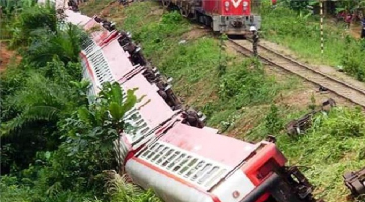 कैमरून में पटरी से उतरी ट्रेन, 55 यात्रियों की मौत सैकड़ों घायल