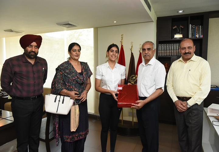DGP Suresh Arora honors Jasmine with laptop for getting second rank across the country in class X exams
