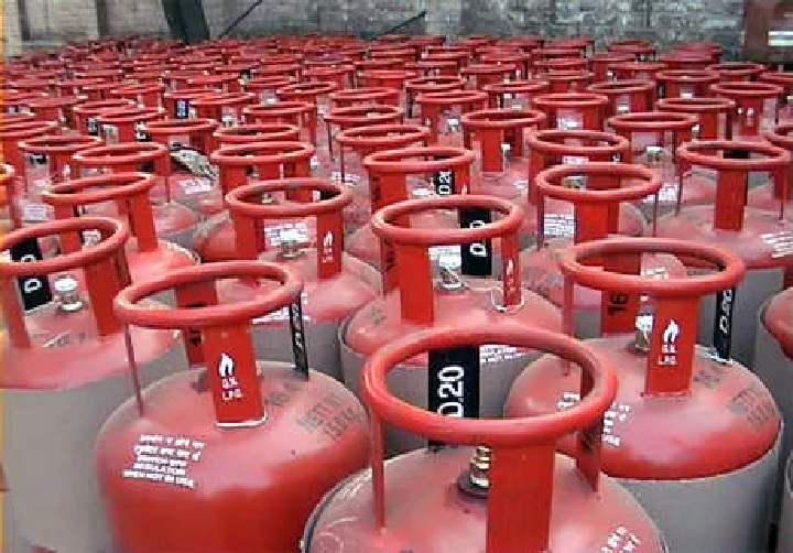 गैस सिलेंडर के रेट में सरकार ने की ₹144 की बढ़ोतरी 
