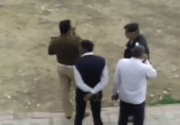 लुटेरों ने अक्षरधाम मंदिर के पास पुलिस टीम पर की फायरिंग, एक गिरफ्तार
