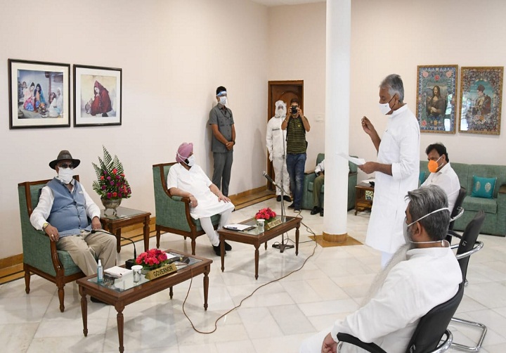     कैप्टन अमरिन्दर सिंह के नेतृत्व में प्रदेश कांग्रेस का प्रतिनिधिमंडल द्वारा केंद्र पर कृषि बिल लागू न करने को लेकर राज्यपाल के साथ मुलाकात