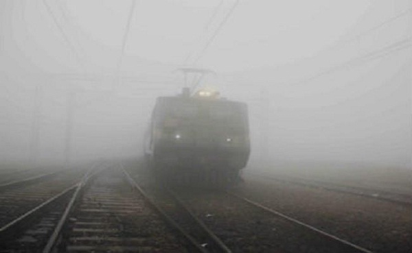 कोहरे के कारण 11 ट्रेनें रद्द, फ्लाइट्स भी लेट