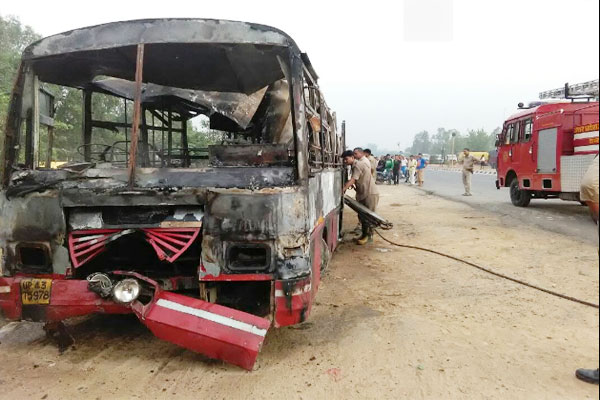 बस-ट्क की टक्कर, बस को अाग लगने से 22 यात्रियों की मौत, 15 यात्री घायल