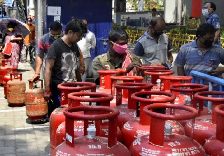 Gas Cylinder: महंगाई की मार, आज से महंगा हुआ गैस सिलिंडर, जानें कितनी हुई कीमत....