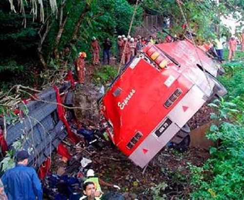मलेशिया में बस दुर्घटना,14 की मौत व 16 घायल
