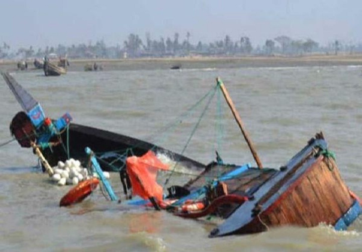नाव पलटने से गंगा में समाए 2 लोग, 12लोगों की जान बचाई