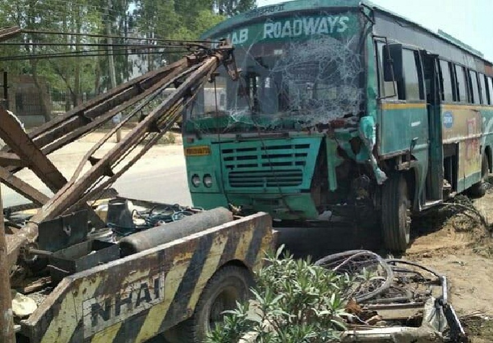  पंजाब रोड़वेज की बस अनियंत्रित होकर सड़क किनारे रिक्शा चालकों से टकराई,दो की मौत