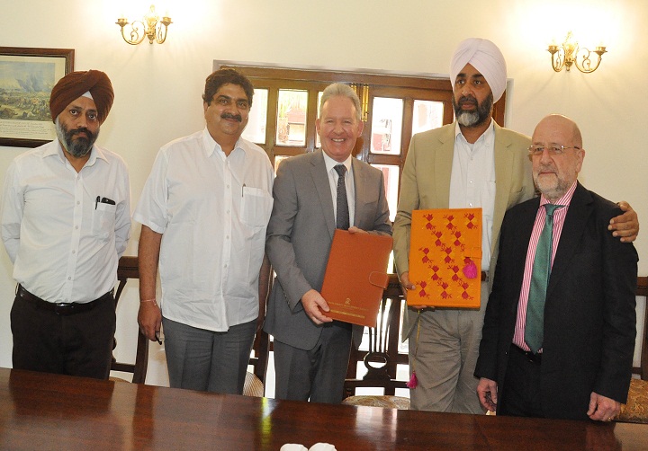 वित्त मंत्री मनप्रीत सिंह बादल की उपस्थिति में ब्रिटिश कंपनी के साथ समझौता 