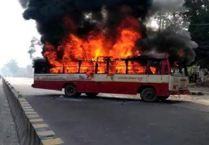 इलाहाबाद-बसपा नेता की हत्या के बाद शहर में दंगे शुरु,अस्पताल में तोड़फोड़,बस फूंकी