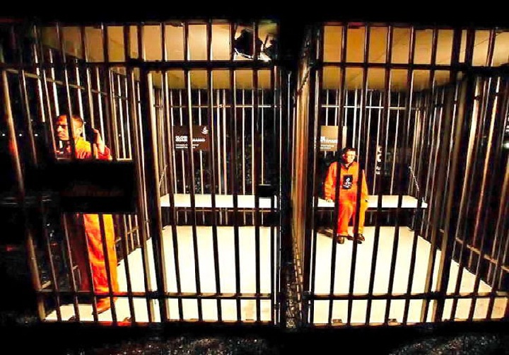 जो जैसा दिखता है, वैसे होता नहीं, जानें दुबई जेल की सच्चाई