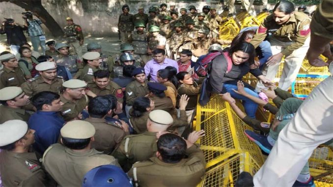   फीस बढ़ने को लेकर JNU छात्रों का संसद मार्च पुलिस ने रोका,बैरिकेड तोड़ भीकाजी कामा तक पहुंचे प्रदर्शनकारी
