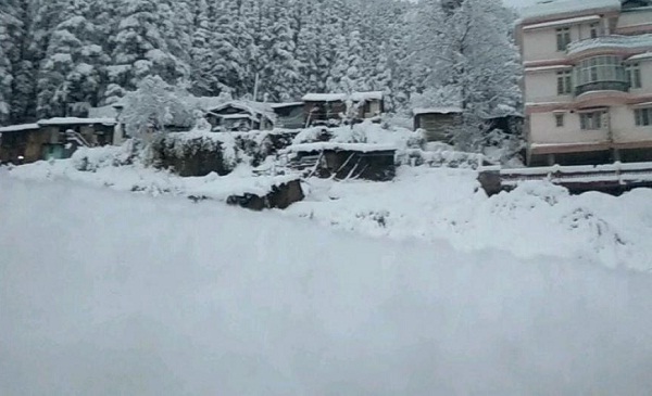 शिमला और मनाली में बर्फबारी, कई इलाकों से टूटा संपर्क