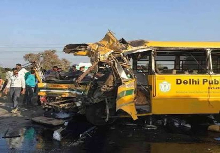 इंदौर में DPS की स्कूल बस और ट्रक के बीच टक्कर, पांच छात्रों की मौत, 6 घायल