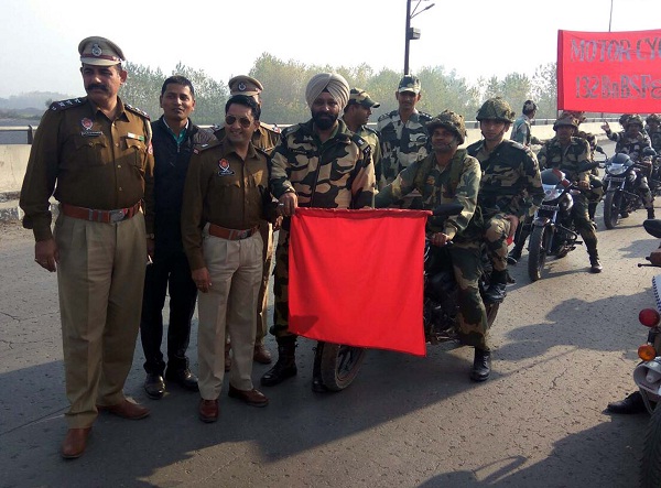 पंजाब पुलिस, बीएसएफ ने सीमावर्ती गांवों में निकाला संयुक्त फ्लैग मार्च