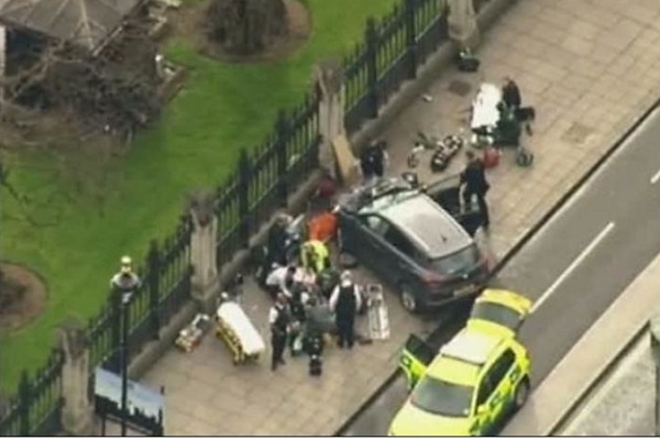 ब्रिटिश संसद के नजदीक आतंकी हमले में एक पुलिस अधिकारी समेत 4 की मौत, 20 घायल