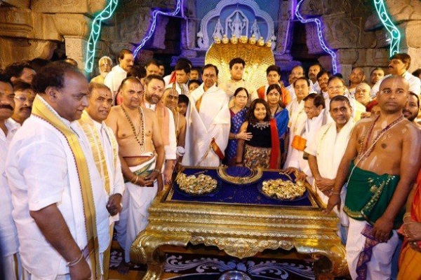तेलंगाना के सीएम राव ने वेंक्टेश्वर मंदिर में पांच करोड़ का सोना चढ़ाया