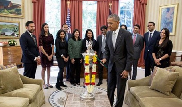 दीपावली पर ओबामा ने व्हाइट हाउस में जलाया दीपक, फेसबुक पर पोस्ट वायरल