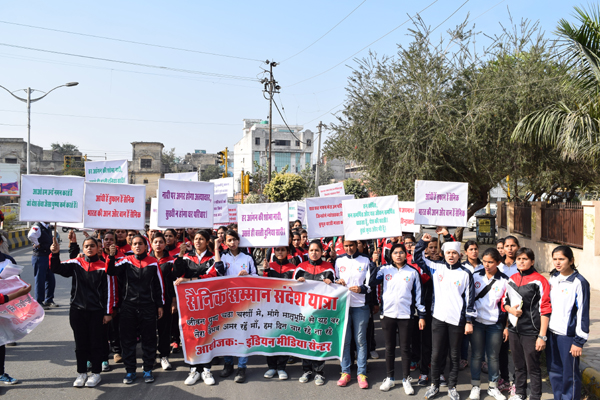 हरियाणा की छोरियों ने निकाली सैनिकों के हक में रैली