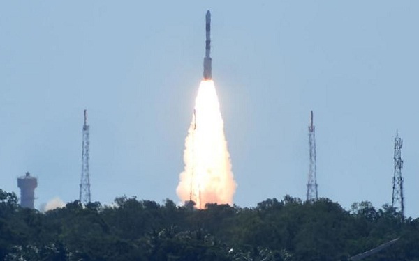 अंतरिक्ष में भारत ने रचा इतिहास, इसरो ने एक साथ छोड़े 104 उपग्रह 