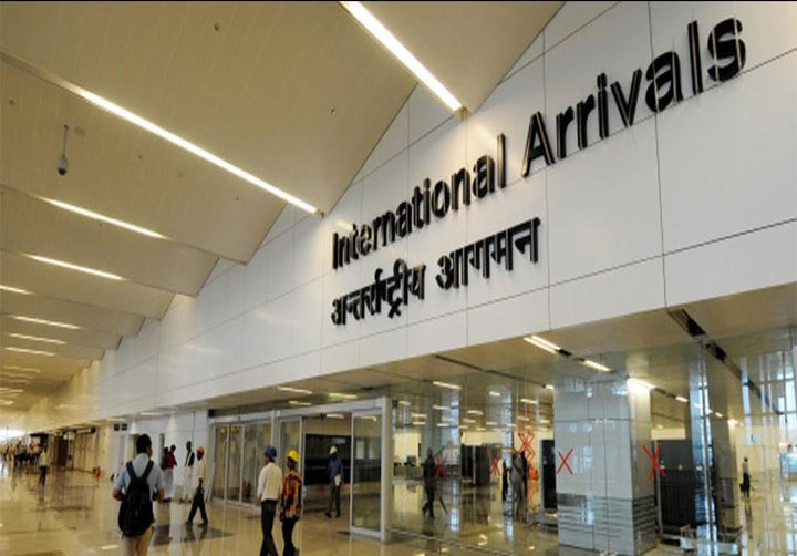 इंदिरा गांधी एयरपोर्ट पर महिला यात्री और कर्मचारी ने एक-दूसरे को मारा चांटा 