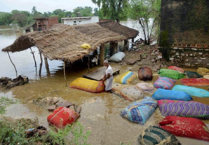 मिर्जापुर में बाढ़ का कहर, किनारे पर बसे परिवार के छह सदस्य बह गए