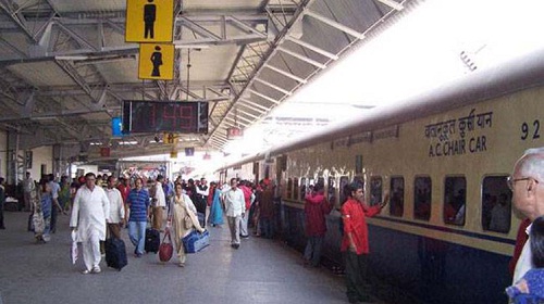 आर्थिक तंगी के कारण रेलवे बढ़ा सकता है किराया