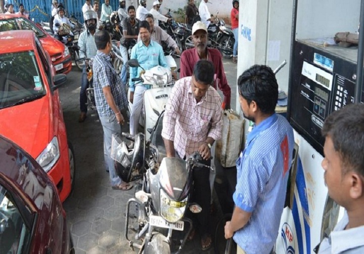 केन्द्र सरकार ने एक्साइज ड्यूटी घटाई, पेट्रोल-डीजल हुआ सस्ता