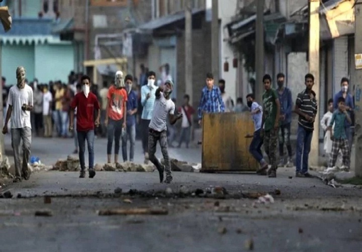 जम्मू-कश्मीर: एक पत्थरबाज की मौत, तीन घायल , पुलिस ने सीआरपीएफ के खिलाफ दर्ज की 2 एफआईआर