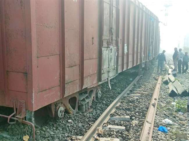  लुधियाना में मालगाड़ी की चार बोगियां पटरी से उतरीं, एक घंटे तक रुकी रहीं ट्रेनें