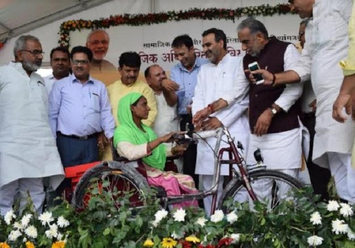  मुजफ्फरनगरः केंद्रीय मंत्री ने दिव्यांगजनों को बांटे डेढ करोड के मोट्राईज्ड ट्राई साईकिल व उपकरण